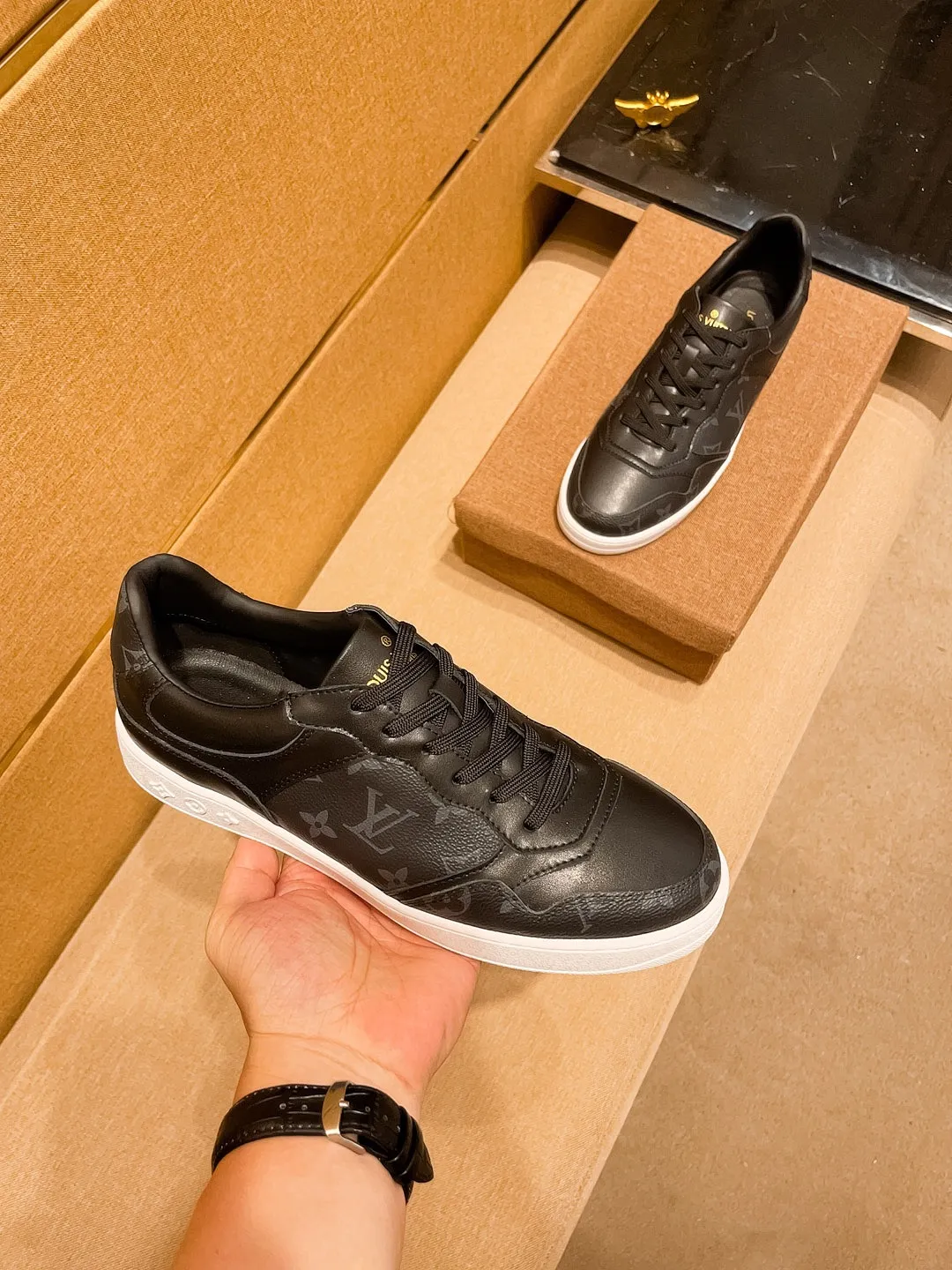 Men's shoes💰 400💰[LV]🔥Louis Vuitton, high-end men's shoes brand, official website 1:1 latest masterpiece: the upper is made of Italian imported first-layer cowhide with a comfortable and breathable lining➕original non-slip and wear-resistant outsole🔥, making walking more convenient and comfortable! An exclusive new model, a stunning work, a beautiful 1:1 replica [color] compared to the official quality! Create a fashionable personality to set off your uniqueness! A must-have for trendy men! Classic🔥Size: 38-44 Color: 🔥Multiple colors available🔥